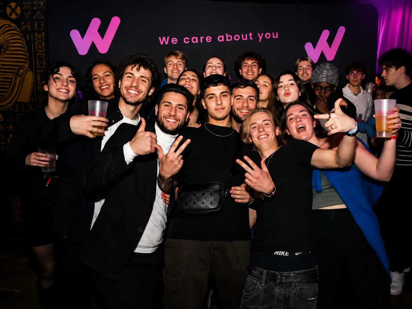 Groupe d'étudiants devant le photocall WECAY Night