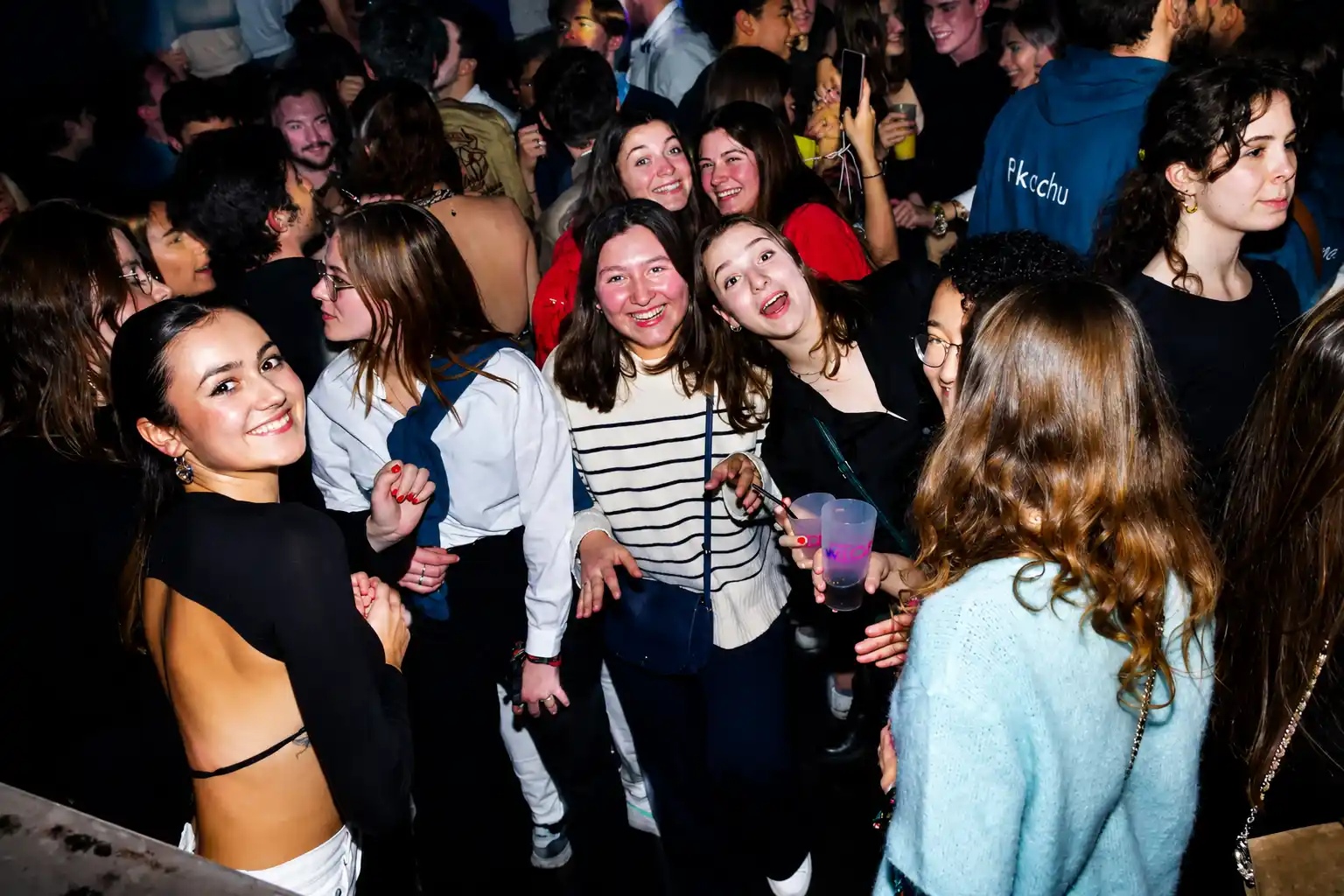 Étudiantes en soirée club premium WECAY